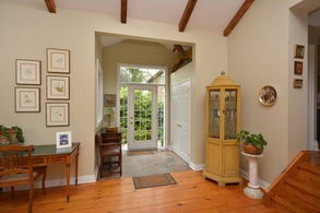 Main Entrance Area - Country homes for sale and luxury real estate including horse farms and property in the Caledon and King City areas near Toronto